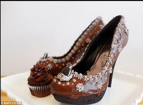 بالصور احذية على شكل كيك مغطاة بالشوكولا تثير الدهشة
