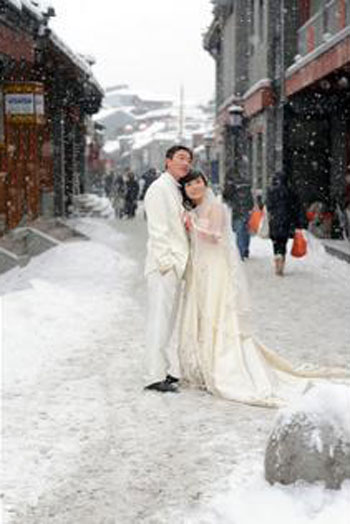 بالصور أول حفل زفاف وسط الثلوج