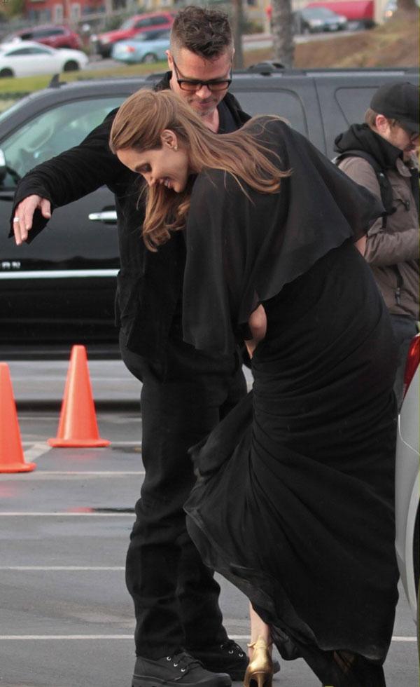 بالصور أنجلينا جولي تتعثر بفستانها في حفل الاوسكار 2014