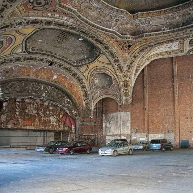 بالصور مسرح ميتشجان في ديترويت يتحول الى كراج سيارات