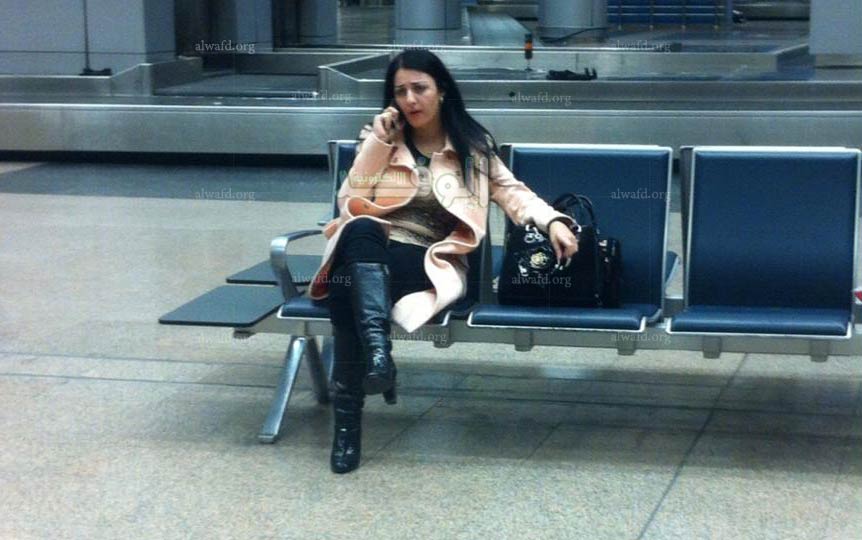 صور الراقصة صافيناز في مطار القاهرة بدون مكياج
