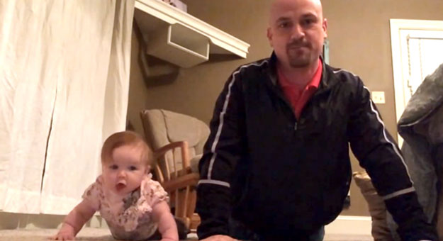 بالفيديو طفلة صغيرة تعلم والدها تمارين الضغط