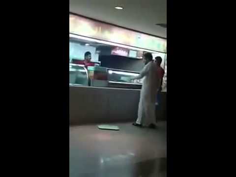 بالفيديو ضرب شاب سعودي بسبب سندويشة