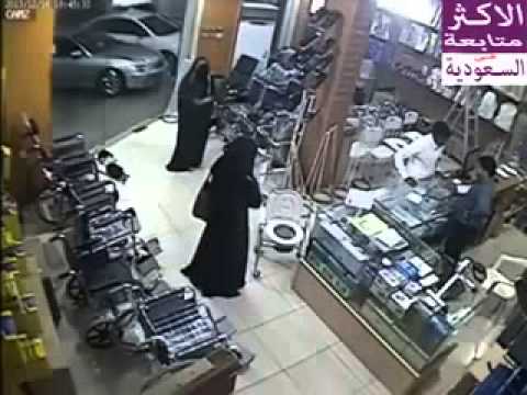 بالفيديو سرقة صيدلية بطريقة محترفة جدا في جدة