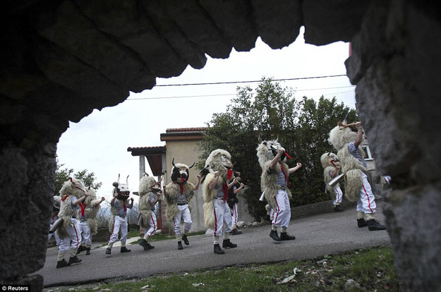 بالصور احتفال في كرواتيا لإخافة الأشباح والأرواح الشريرة