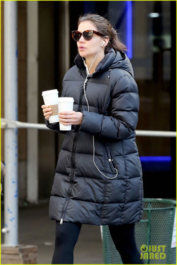 صور كاتى هولمز وهي تشرب القهوة في شوارع نيويورك , صور كاتى هولمز بالكاجوال 2014