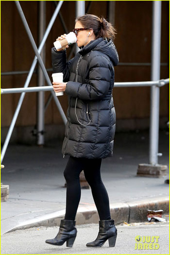 صور كاتى هولمز وهي تشرب القهوة في شوارع نيويورك , صور كاتى هولمز بالكاجوال 2014