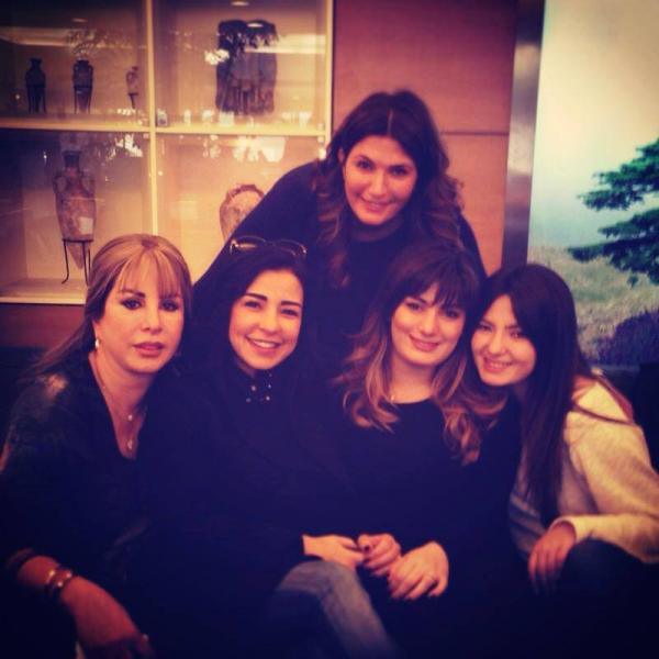 صور ماغي بو غصن مع اصدقائها في باريس