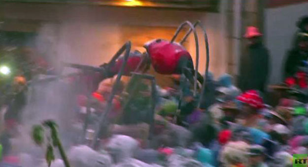 بالفيديو التراشق بالنمل في مهرجان الجنون بأسبانيا