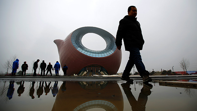 صور مبنى ضخم على شكل إبريق شاى في الصين