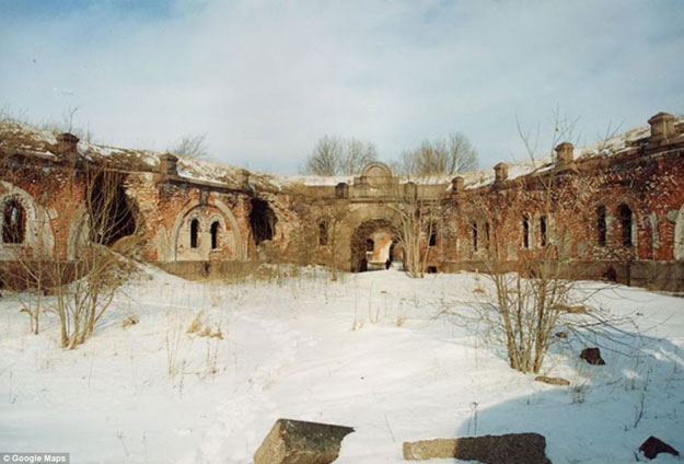 صور قلعة زفيريف المهجورة في روسيا