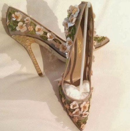 صور حذاء ميريام فارس المصنوع من الورود
