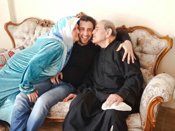 صور عبد الكريم حمدان مع والديه