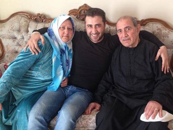 صور عبد الكريم حمدان مع والديه