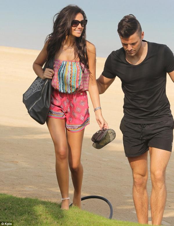 صور ميشيل كيغان مع خطيبها مارك رايت في نزهة رومانسية على شاطئ دبي