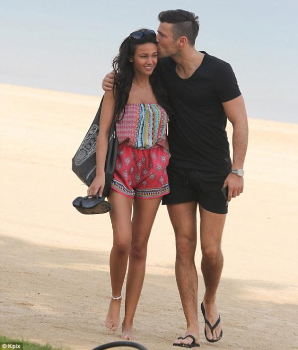 صور ميشيل كيغان مع خطيبها مارك رايت في نزهة رومانسية على شاطئ دبي