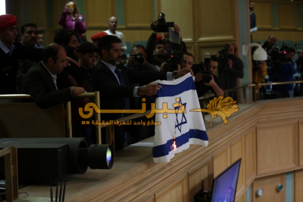 صور احراق العلم الإسرائيلي في مجلس النواب اليوم الثلاثاء 11/3/2014