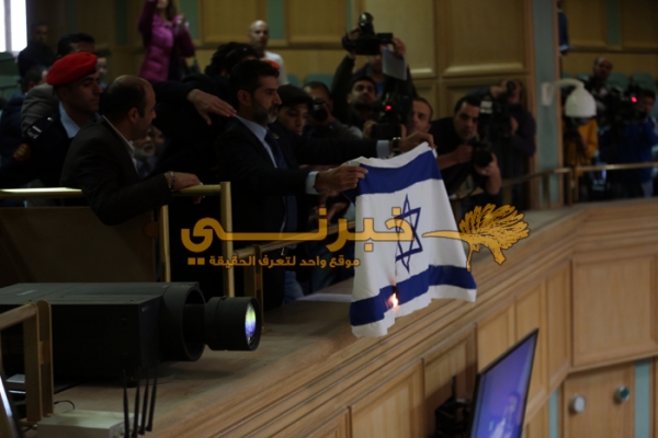 صور احراق العلم الإسرائيلي في مجلس النواب اليوم الثلاثاء 11/3/2014