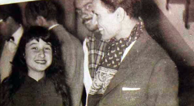 صورة لبلبة وهي طفلة صغيرة مع عبد الحليم حافظ