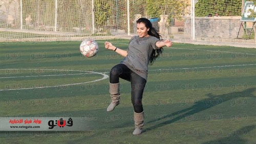 صورة ميرهان حسين وهي تلعب كرة القدم