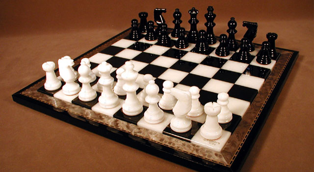 من هو أول خليفة أموي منع الشطرنج في عهده