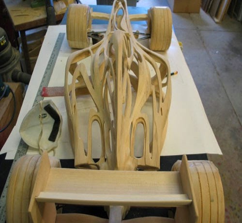 صور أول سيارة فورملا 1 مصنوعة من الخشب