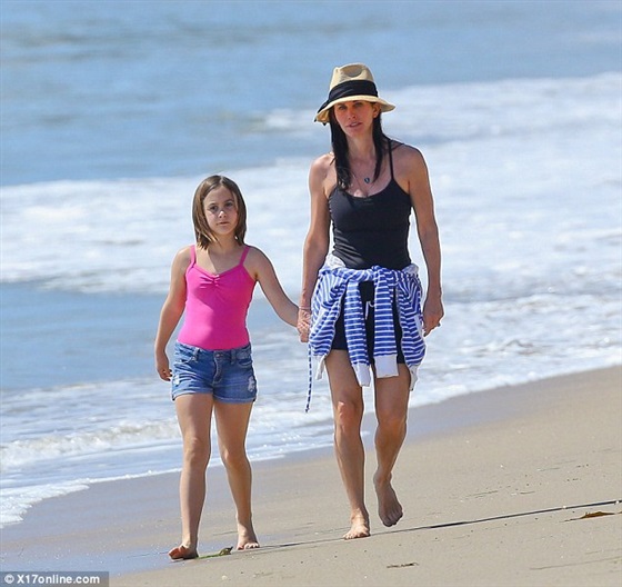 صور النجمة كورتني كوكس مع ابنتها في شواطئ ماليبو 2014 , صور النجمة كورتني كوكس 2015 Courteney Cox