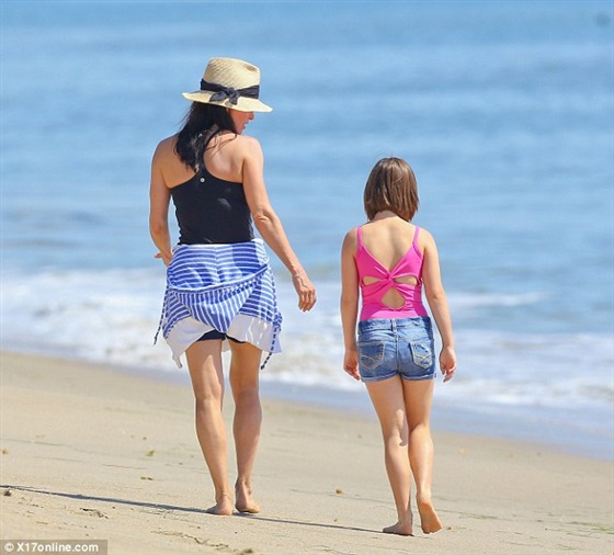 صور النجمة كورتني كوكس مع ابنتها في شواطئ ماليبو 2014 , صور النجمة كورتني كوكس 2015 Courteney Cox