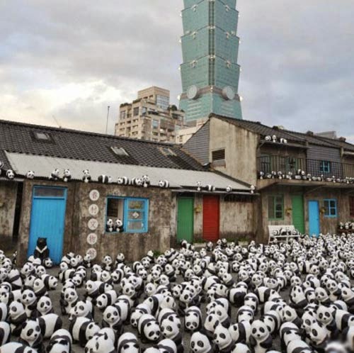 بالصور فنان فرنسي يصمم 1600 تمثال لدببة الباندا