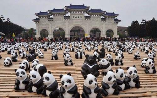 بالصور فنان فرنسي يصمم 1600 تمثال لدببة الباندا