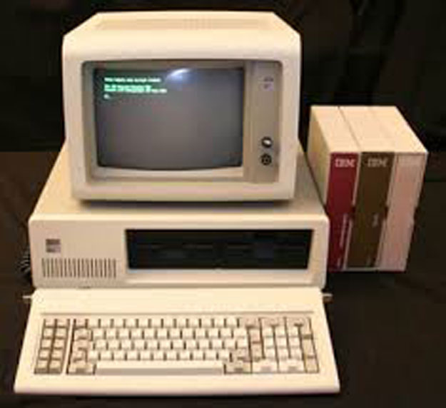 صور أول كمبيوتر في العالم انتج في سنة 1981 من شركة ibm