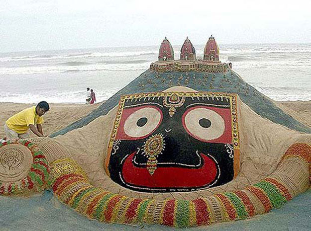 بالصور فنان هندي يحول الرمال الى منحوتات فنية خرافية