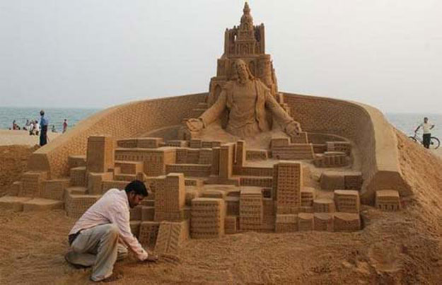 بالصور فنان هندي يحول الرمال الى منحوتات فنية خرافية