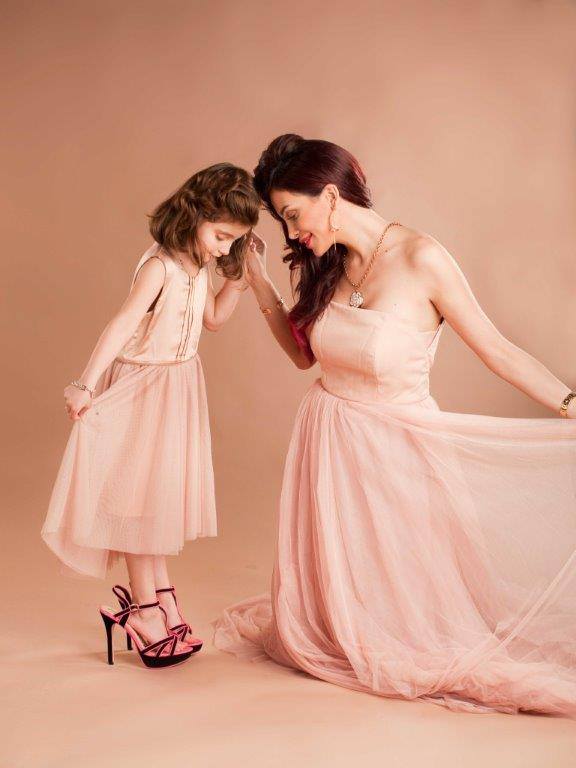 صور دومينيك حوراني مع ابنتها على مجلة أرى الاماراتية 2014 , أحدث صور دومينيك حوراني 2015