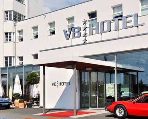 صور فندق v8 في شتوتغارت لعشاق السيارات 2014