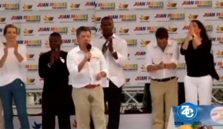 بالفيديو رئيس كولومبيا يتبول على نفسه وهو يلقي خطاب جماهيري