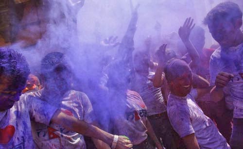 صور مهرجان التراشق بالالوان في الهند ونيبال