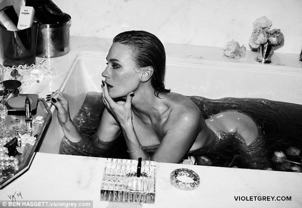 صور النجمة جانيوري جونز وهي عارية في جلسة تصوير مجلة Violet Grey