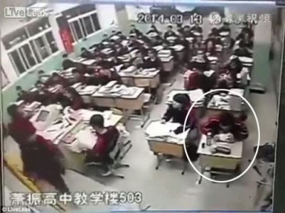 بالفيديو لحظة انتحار طالب ثانوي في الحصة الدراسية