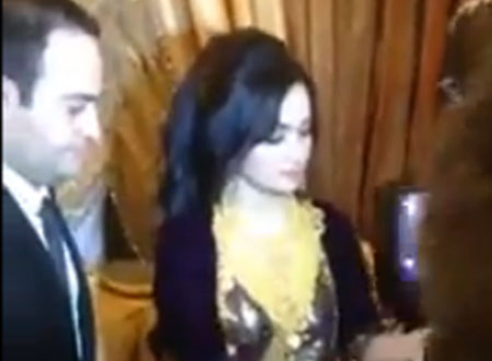 بالفيديو عريس عربي يغطي عروسه بالذهب يثر الجدل على مواقع التواصل