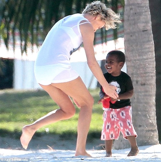 صور النجمة تشارليز ثيرون بالبكيني على شواطئ ميامي 2014 , صور تشارليز ثيرون مع ابنه 2014