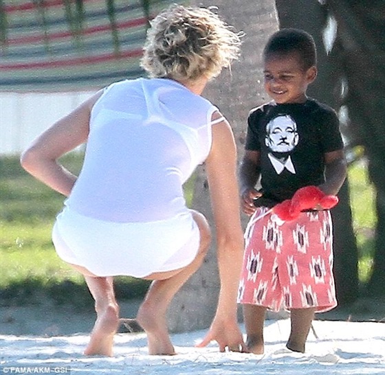 صور النجمة تشارليز ثيرون بالبكيني على شواطئ ميامي 2014 , صور تشارليز ثيرون مع ابنه 2014