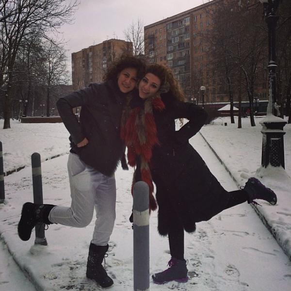 صور ميريام فارس مع شقيقتها رولا في موسكو 2014