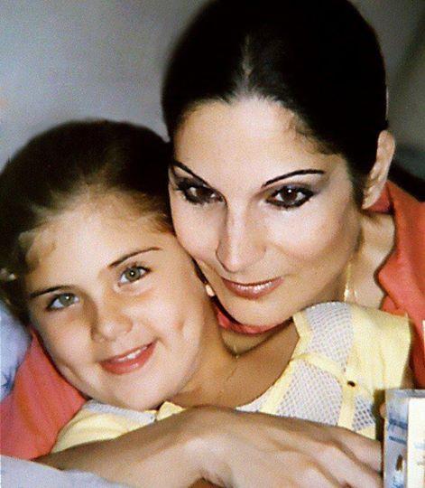 صورة ألين لحود وهي طفلة صغيرة مع والدتها 2014