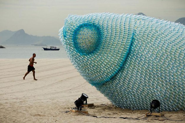 صور تماثيل لاسماك عملاقة مصنوعة من البلاستيك في البرازيل
