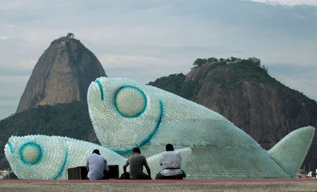 صور تماثيل لاسماك عملاقة مصنوعة من البلاستيك في البرازيل