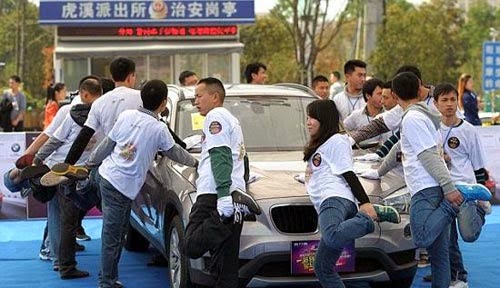 بالصور شاب صيني يربح سيارة bmw بقدمه