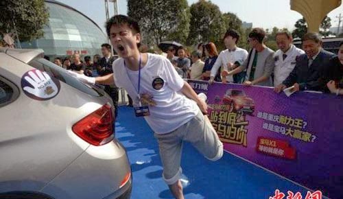 بالصور شاب صيني يربح سيارة bmw بقدمه