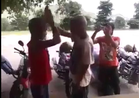 بالفيديو شاهد كيف يلعب أطفال موزمبيق