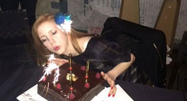 صور جيسيكا شاستين وهي تحتفل بعيد ميلادها الـ36